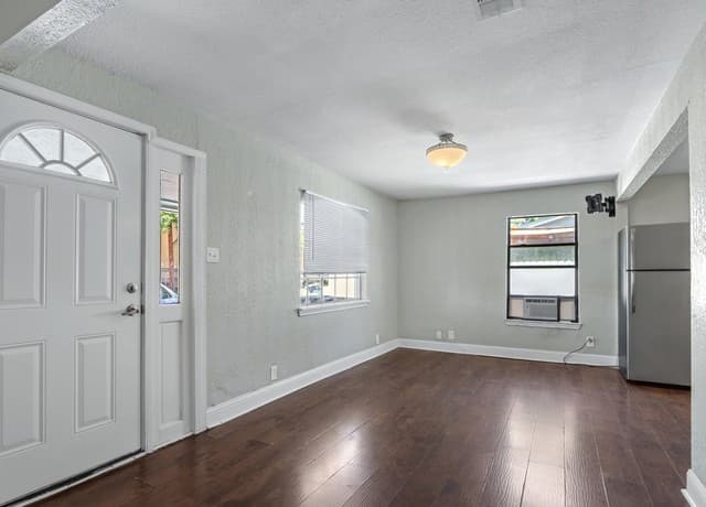 rental at 1718 Commercial in San Antonio, TX — photo 5
