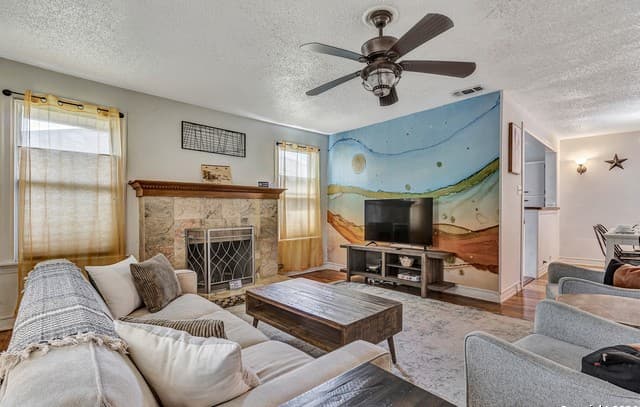3-bedroom rental at 1743 Huisache Ave in San Antonio, TX — photo 4