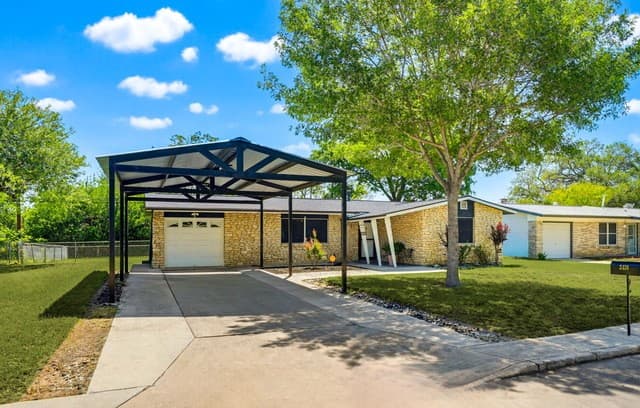 3-bedroom rental at 3410 Autumn Ln in Kirby, TX — photo 2