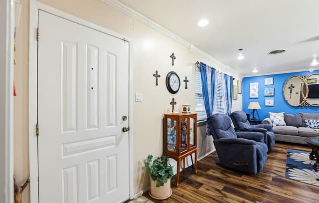 3-bedroom rental at 3410 Autumn Ln in Kirby, TX — photo 3