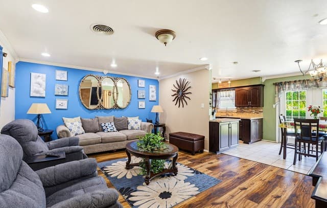 3-bedroom rental at 3410 Autumn Ln in Kirby, TX — photo 5
