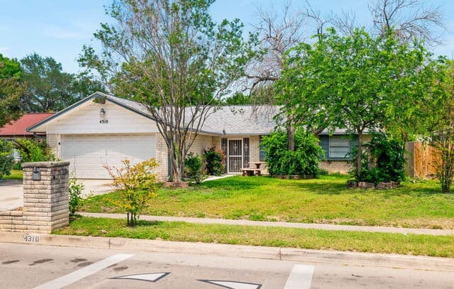 4-bedroom rental at 4310 Valleybrook in San Antonio, TX — photo 2