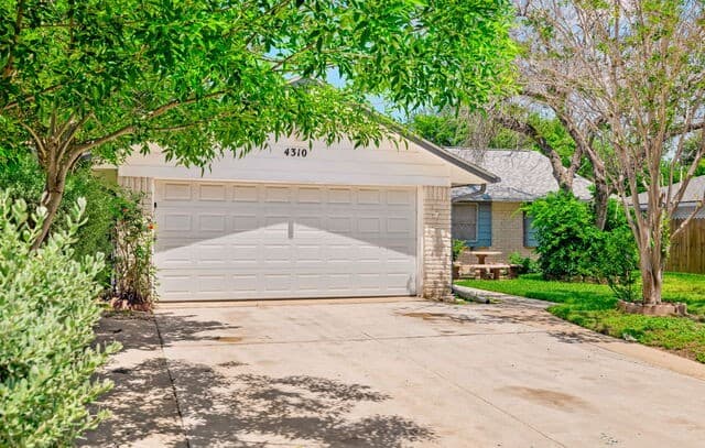 4-bedroom rental at 4310 Valleybrook in San Antonio, TX — photo 3