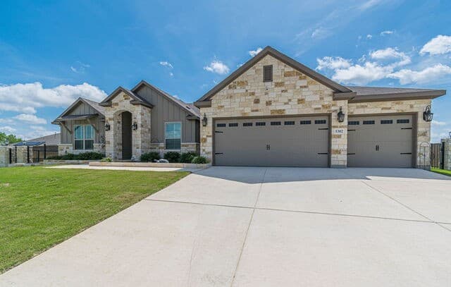 4-bedroom rental at 5302 Guston Hall in San Antonio, TX — photo 2