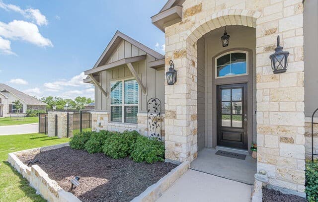 4-bedroom rental at 5302 Guston Hall in San Antonio, TX — photo 3