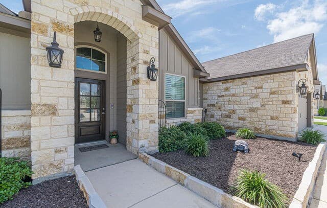 4-bedroom rental at 5302 Guston Hall in San Antonio, TX — photo 4