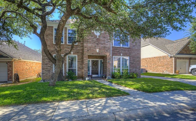 4-bedroom rental at 2738 Summit Vw in San Antonio, TX — photo 2