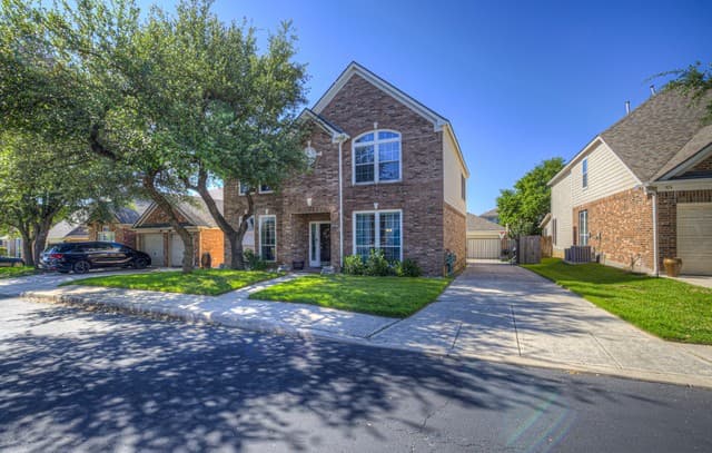 4-bedroom rental at 2738 Summit Vw in San Antonio, TX — photo 3