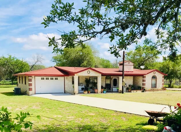 3-bedroom rental at 1215 Red Gate Dr in San Antonio, TX — photo 2