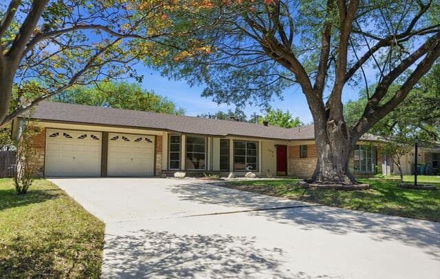 4-bedroom rental at 229 Sherri Dr in Universal City, TX — photo 2