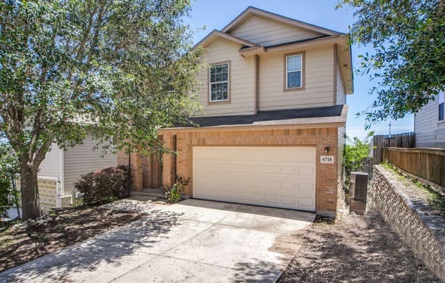 3-bedroom rental at 6718 Loma Secca in San Antonio, TX — photo 3