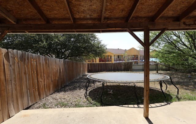 2-bedroom rental at 1300 Norfleet St in San Antonio, TX — photo 3