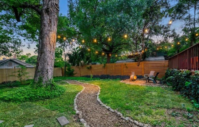 2-bedroom rental at 608 E Mistletoe in San Antonio, TX — photo 4