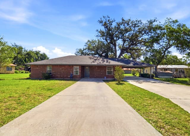 3-bedroom rental at 908 N Mansfield St in Pleasanton, TX — photo 1