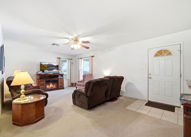3-bedroom rental at 908 N Mansfield St in Pleasanton, TX — photo 4