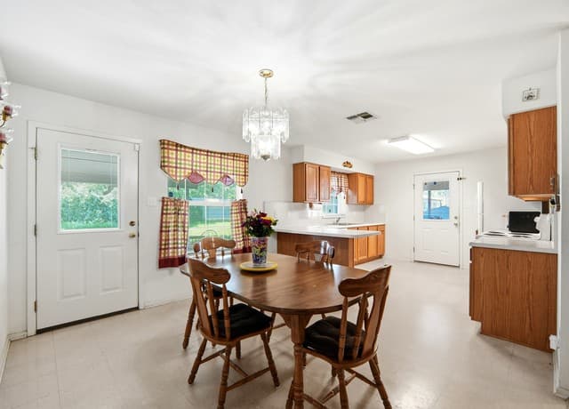 3-bedroom rental at 908 N Mansfield St in Pleasanton, TX — photo 5