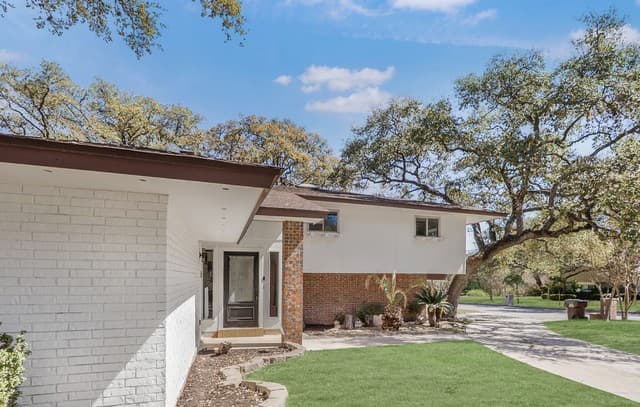4-bedroom rental at 301 Sagecrest Dr in San Antonio, TX — photo 2