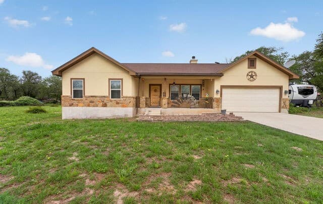 3-bedroom rental at 160 County Road 6874 in Natalia, TX — photo 1