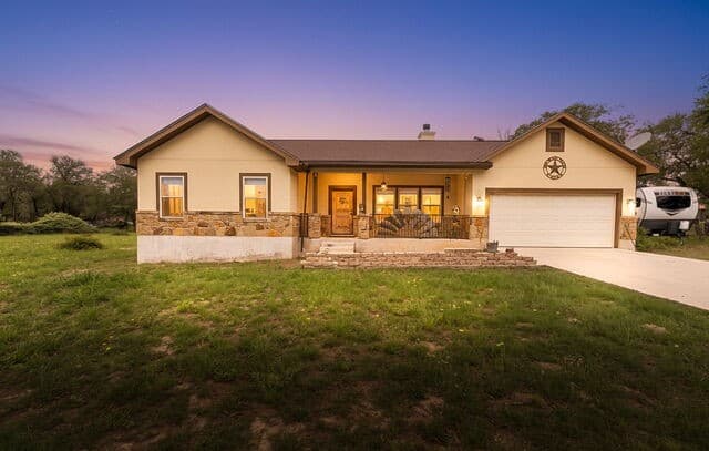 3-bedroom rental at 160 County Road 6874 in Natalia, TX — photo 2