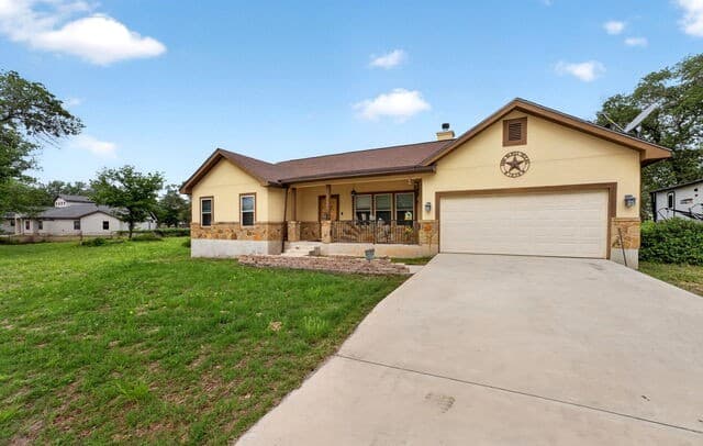 3-bedroom rental at 160 County Road 6874 in Natalia, TX — photo 3