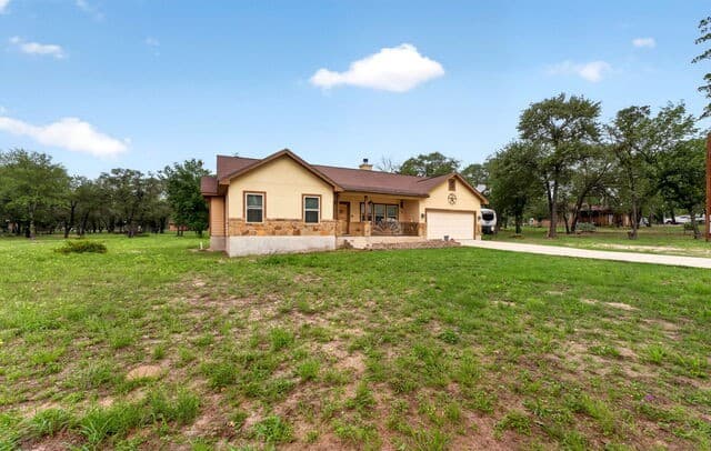 3-bedroom rental at 160 County Road 6874 in Natalia, TX — photo 4