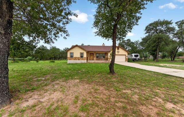 3-bedroom rental at 160 County Road 6874 in Natalia, TX — photo 5