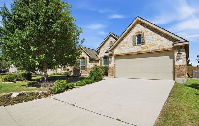 4-bedroom rental at 8815 Hideout Bnd in San Antonio, TX — photo 2