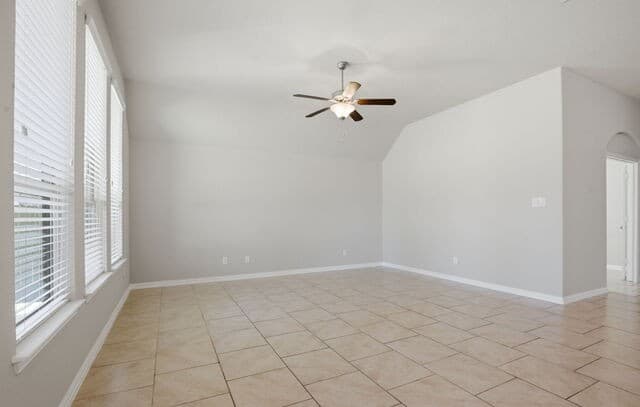 4-bedroom rental at 8815 Hideout Bnd in San Antonio, TX — photo 5