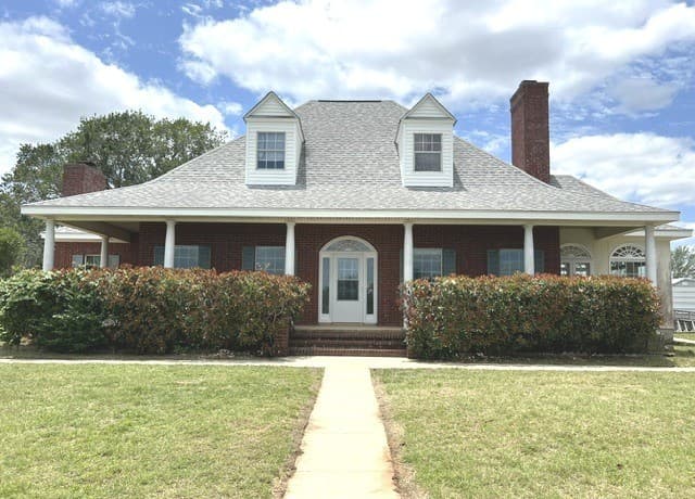 4-bedroom rental at 4612 County Road 117 in Floresville, TX — photo 2