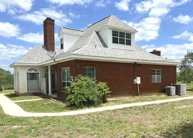 4-bedroom rental at 4612 County Road 117 in Floresville, TX — photo 3