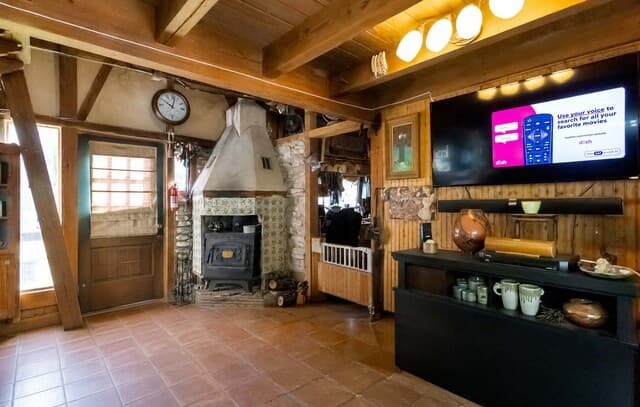 0rental at 221 Apacheria Pass W in Comfort, TX — photo 3