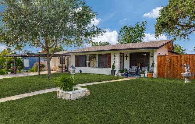 4-bedroom rental at 219 Pinewood Ln in San Antonio, TX — photo 2