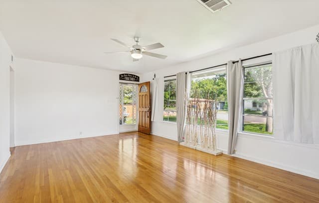 4-bedroom rental at 219 Pinewood Ln in San Antonio, TX — photo 3