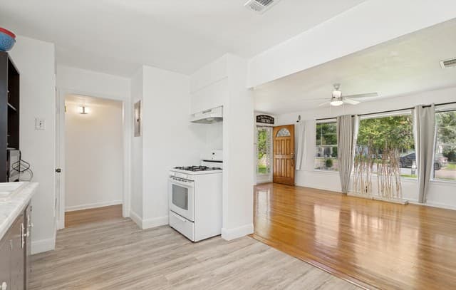 4-bedroom rental at 219 Pinewood Ln in San Antonio, TX — photo 4