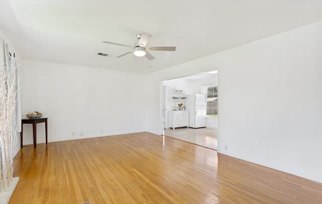 4-bedroom rental at 219 Pinewood Ln in San Antonio, TX — photo 5