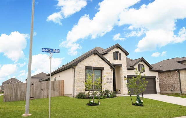 4-bedroom rental at 14308 Apache Wls in San Antonio, TX — photo 1
