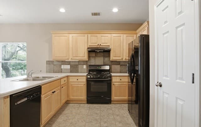 3-bedroom rental at 23645 Silver Crk in San Antonio, TX — photo 4