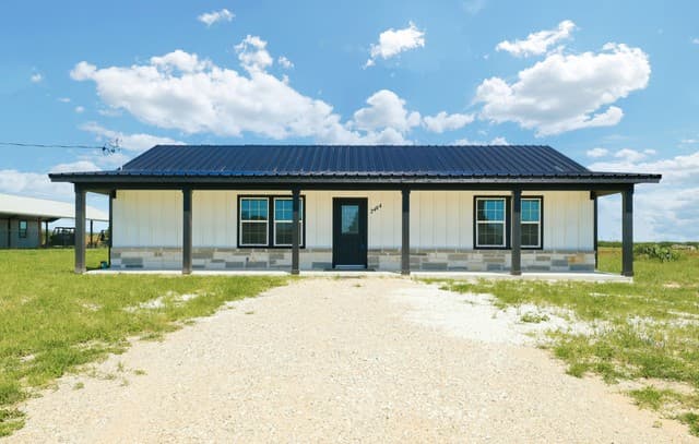 3-bedroom rental at 2484 County Road 120 in Floresville, TX — photo 1