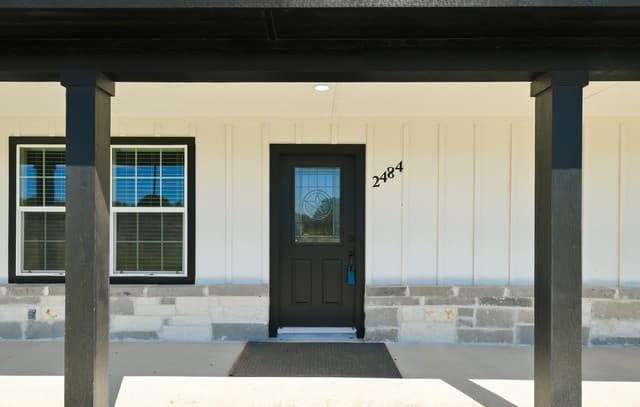 3-bedroom rental at 2484 County Road 120 in Floresville, TX — photo 2