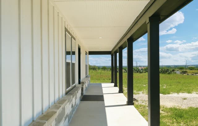 3-bedroom rental at 2484 County Road 120 in Floresville, TX — photo 3