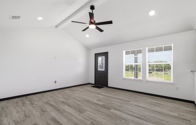 3-bedroom rental at 2484 County Road 120 in Floresville, TX — photo 4