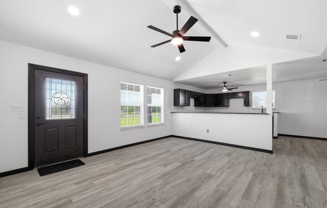 3-bedroom rental at 2484 County Road 120 in Floresville, TX — photo 5
