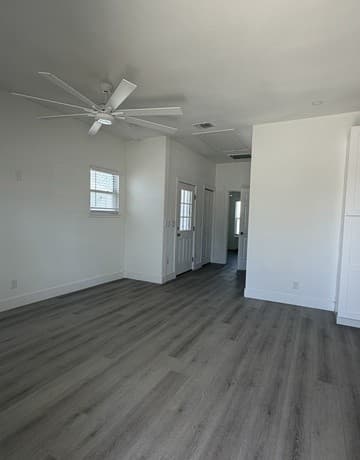 2-bedroom rental at 2427 W Southcross Blvd Unit 2 in San Antonio, TX — photo 5