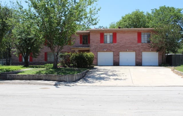 rental at 206 Senisa Dr in San Antonio, TX — photo 1
