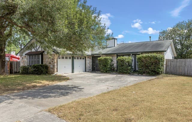 4-bedroom rental at 13200 Montecito in San Antonio, TX — photo 1