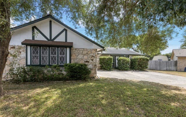 4-bedroom rental at 13200 Montecito in San Antonio, TX — photo 2
