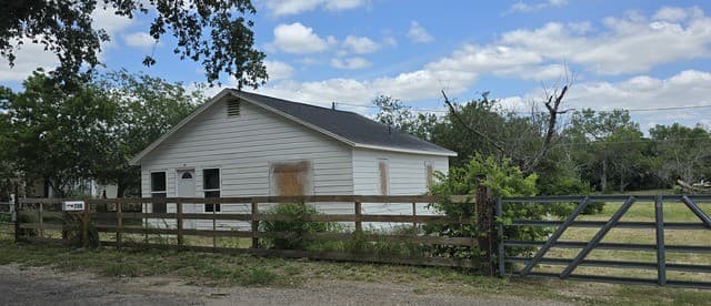 2-bedroom rental at 706 Devine Dr in Devine, TX — photo 1