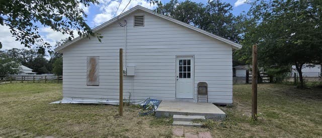 2-bedroom rental at 706 Devine Dr in Devine, TX — photo 5
