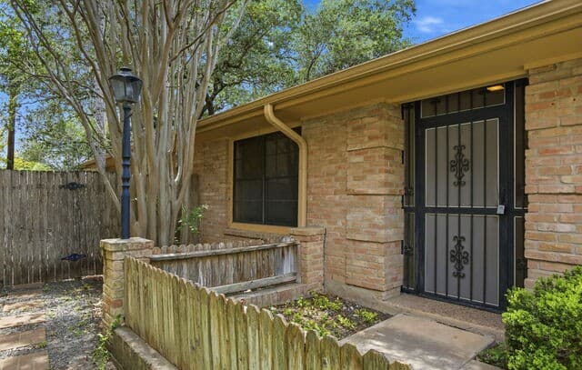 3-bedroom rental at 111 Pike Rd in San Antonio, TX — photo 3