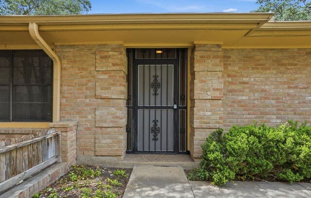 3-bedroom rental at 111 Pike Rd in San Antonio, TX — photo 4